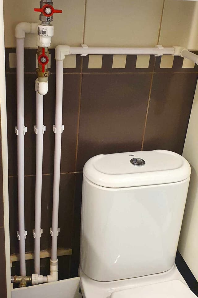 Rezervor de WC cu conducte de alimentare accesibile deasupra